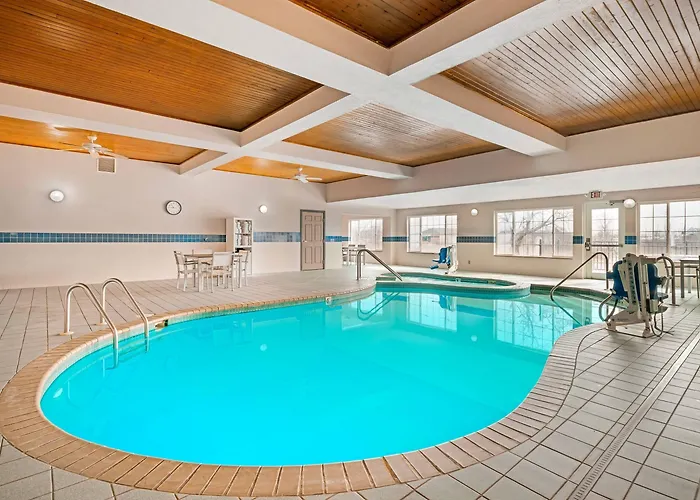 Country Inn & Suites By Radisson, West Bend, Wi